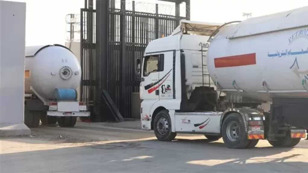 الهلال الأحمر المصري يعزز مد غزة بسلال غذائية ومواد طبية وشتوية عبر قافلة «زاد العزة» 120