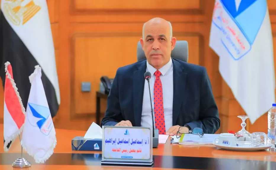 رئيس جامعة كفر الشيخ يتابع حملة التبرع بالدم بالمستشفى الجامعي