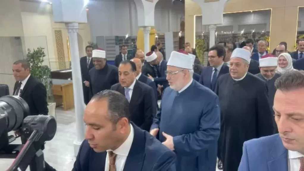 مدبولي يتفقد جناح الأزهر في معرض الكتاب ويشيد بمحتوياته.. صور