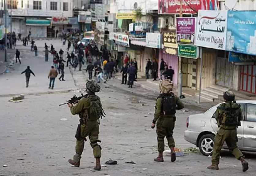 إصابة 5 فلسطينيين جراء اعتداء الاحتلال عليهم في الخليل