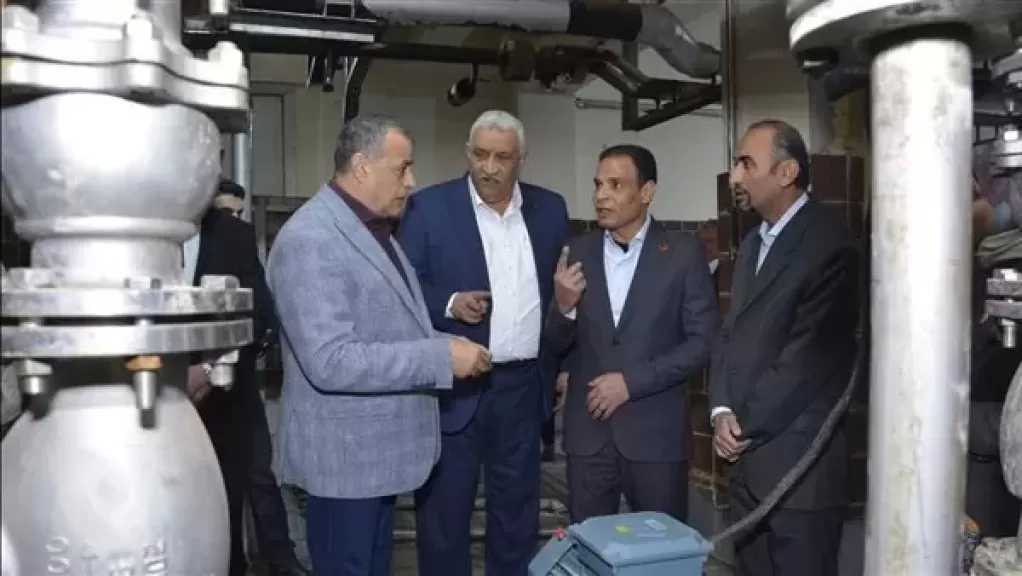 وزير الإنتاج الحربي يتابع سير العملية الإنتاجية بشركة أبو زعبل للكيماويات المتخصصة