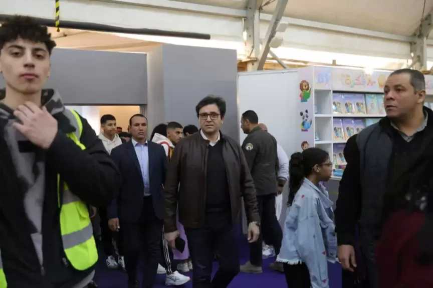 وزير الثقافة يتفقد معرض القاهرة الدولي للكتاب في يومه الخامس ويتابع الإقبال على الإصدارات