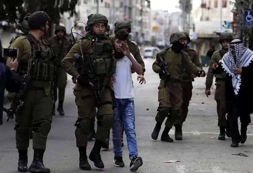 الاحتلال الإسرائيلي يعتقل مالا يقل عن 17 فلسطينيا من مدن الضفة