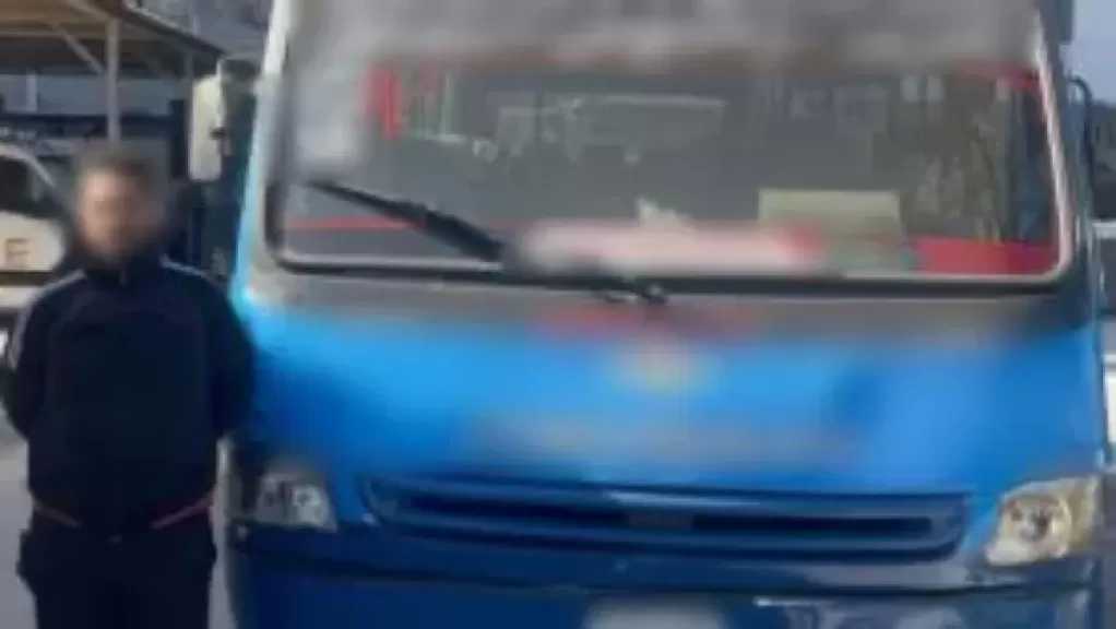 شايل سلاح ومخدرات.. القبض على سائق سيارة نقل جماعى تحرش بفتاة