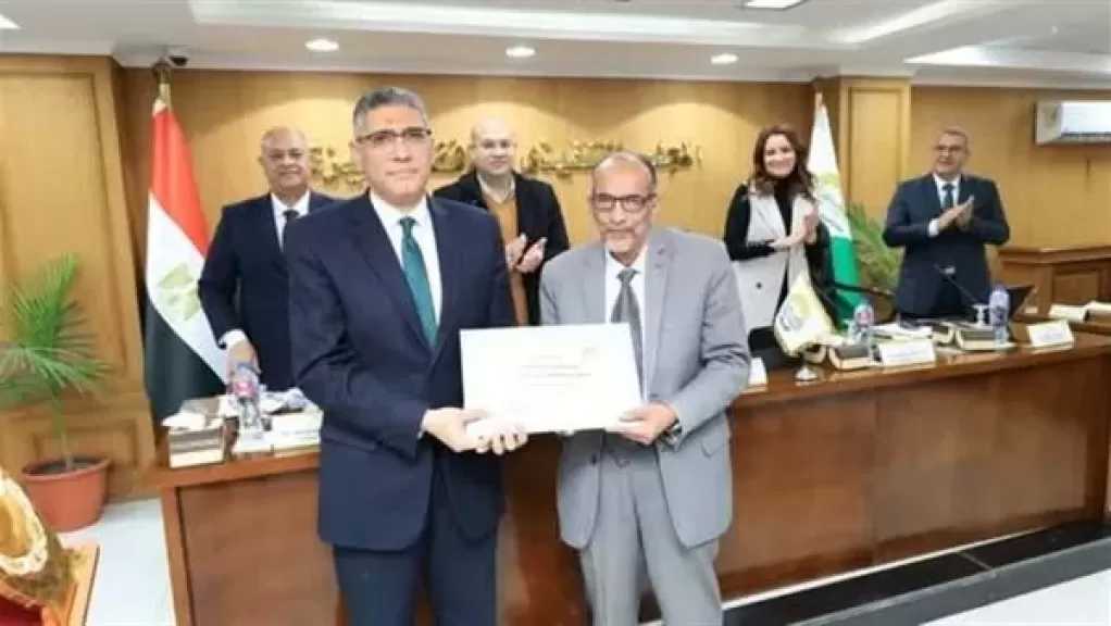 محافظ الجيزة يكرم رئيس جهاز التفتيش والمتابعة الميدانية لبلوغه السن القانونية