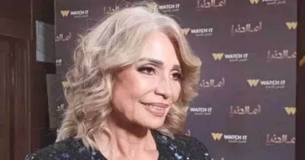 أشرف زكى: سوسن بدر أصيبت بكسر بسيط وتتواجد بالمستشفى