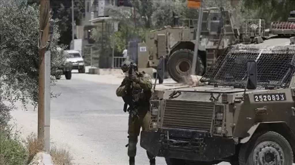جيش الاحتلال الإسرائيلي يغلق وسط الخليل ويوسع مناطق سيطرته فيها
