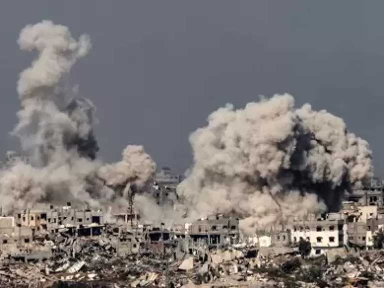 مسئول إسرائيلي يزعم: الغارات على غزة رد على خرق حماس للاتفاق بعد خروج مقاتلين من نفق في رفح