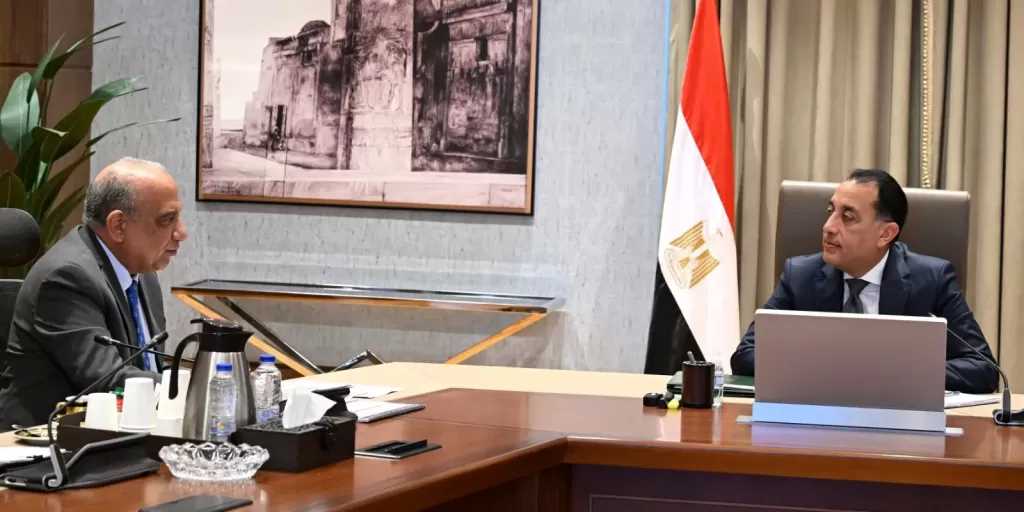 رئيس الوزراء يلتقي وزير الكهرباء والطاقة المتجددة لاستعراض عدد من ملفات العمل