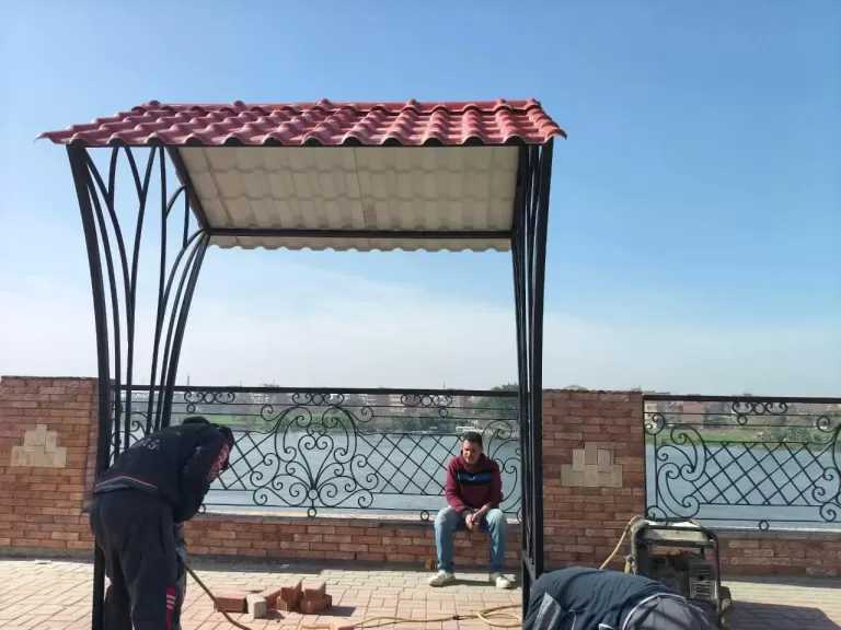 محافظ الغربية يتابع تركيب المقاعد بكورنيش كفر الزيات.. صور