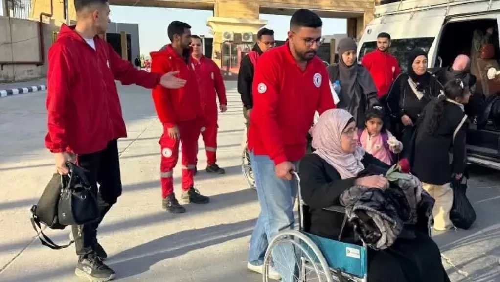 دعم طبي ونفسي وغذائي.. الهلال الأحمر المصري يستقبل الجرحى الفلسطينيين بمعبر رفح