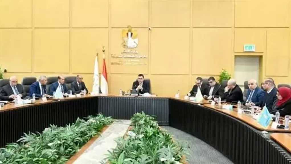 وزير الإسكان يعقد اجتماعًا موسعًا مع رؤساء ومسئولي الجهات التابعة للوزارة لمتابعة ملفات العمل
