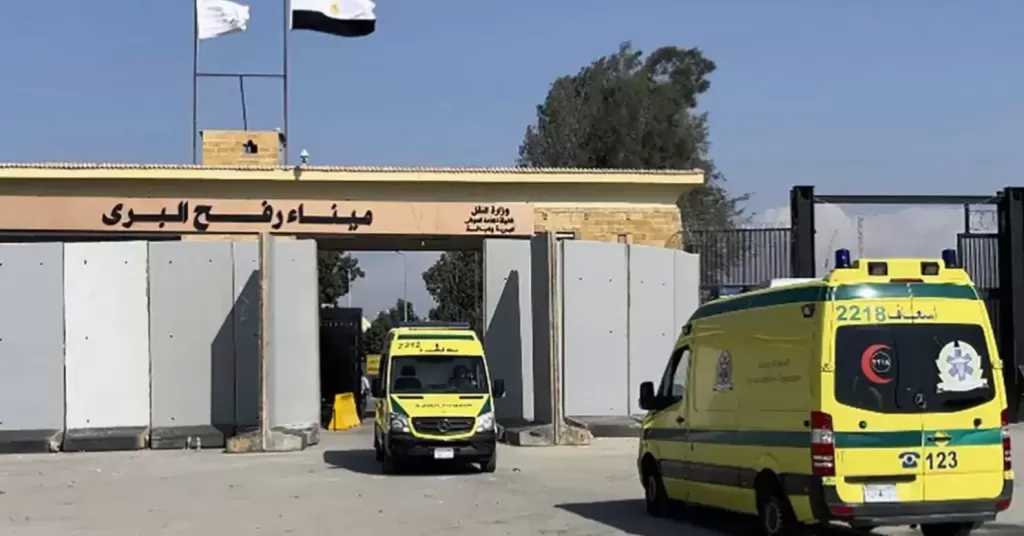 معبر رفح يستقبل أول حالتين من مصابي غزة خلال اليوم الثاني للتشغيل الرسمي