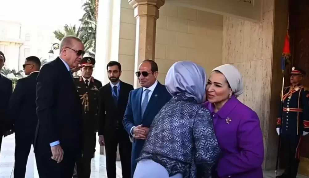 الرئيس السيسي وقرينته يستقبلان الرئيس التركي وحرمه