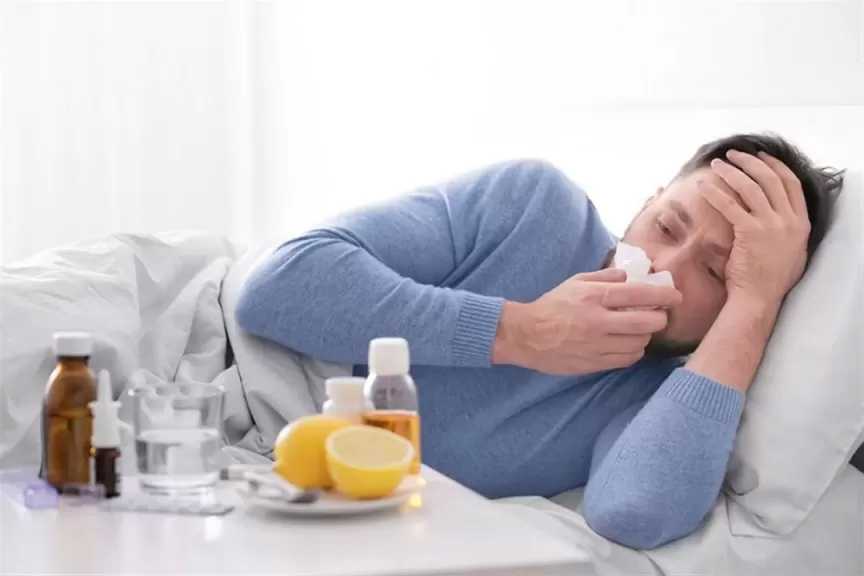 فرصة لانتشار الفيروسات.. استشاري المناعة يحذر من الانخداع بتقلبات الطقس ويقدم الحل