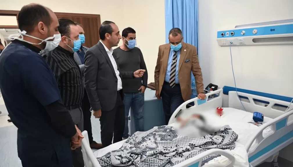 محافظ جنوب سيناء يتابع حالة الطفل الذي نهشته 10 كلاب ضالة.. ويوجه بإنارة منطقة الشاليهات