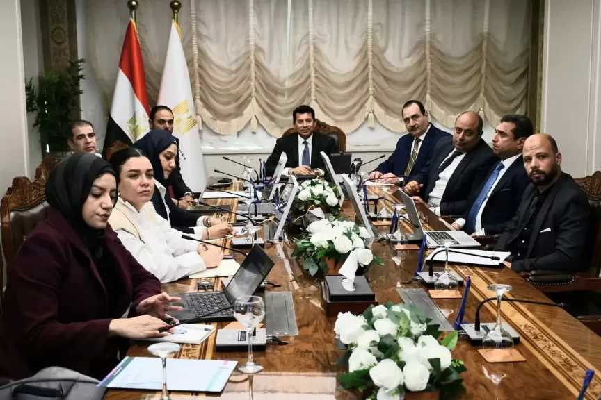 وزير الشباب والرياضة يناقش خطة تشغيل المدرسة الدولية الرياضية