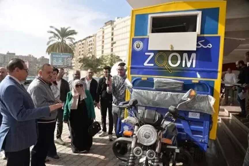محافظ أسيوط يُسلم مشروع مكتبة متنقلة لأحد شباب الخريجين: دعم كامل للشباب وتمكينهم اقتصاديا