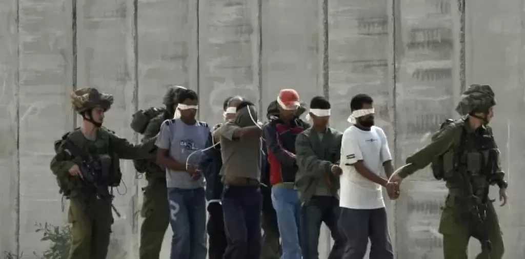 حماس عن التنكيل الإسرائيلي بأسرى سجن عوفر: جريمة حرب جديدة