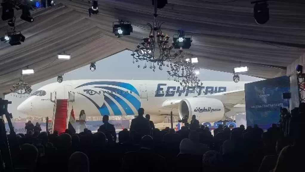مدبولي يشاهد فيلما تسجيليا عن تجهيزات طائرة إير باص 350 - 900