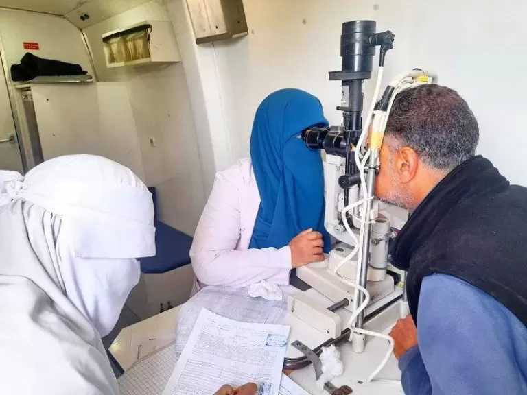 توقيع الكشف الطبي على 1326 مريضًا بقافلة «حياة كريمة» بالشرقية.. صور