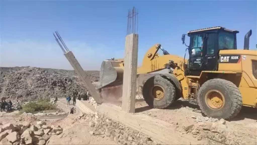 التصدي لبناء مخالف بعقار في السيدة عائشة بالخليفة