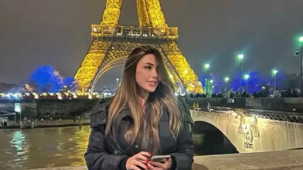 سارة سلامة تتألق بإطلالة شتوية أنيقة في باريس
