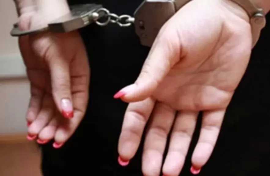 ضبط سيدة متهمة بفرض «إتاوة» على سائق سيارة ميكروباص بأحد الطرق في الإسكندرية