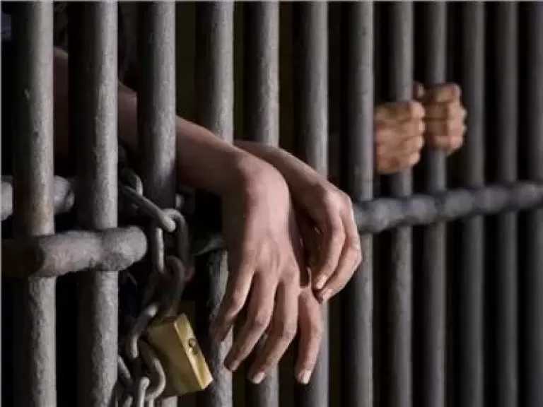 السجن المؤبد لطالب استدرج فتاة بعيد ميلاد وهمي وابتزها بمقاطع خادشة