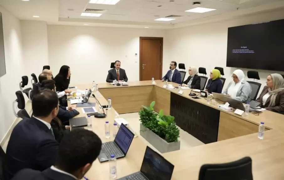 نائب وزير الصحة يبحث مع «صندوق مصر السيادي» آليات التعاون في تطوير الرعاية الصحية