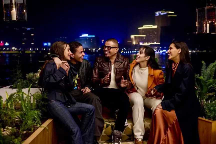 نقصاك القعدة.. عمرو دياب يجمع أبناءه الأربعة لأول مرة في إعلان واحد