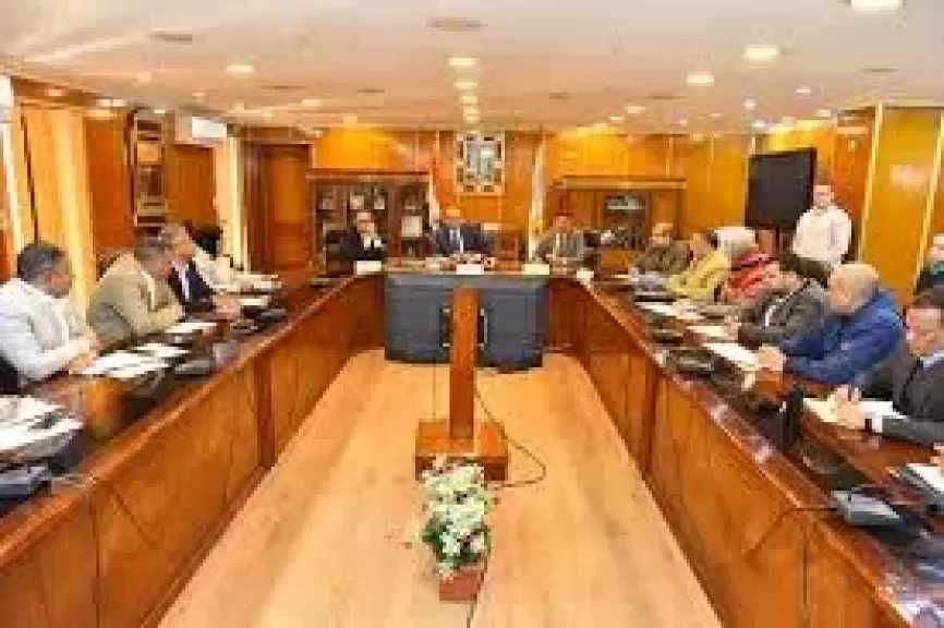 محافظ أسيوط يتابع ملفات التقنين والتصالح وتسريع الخطة الاستثمارية ومشروعات حياة كريمة