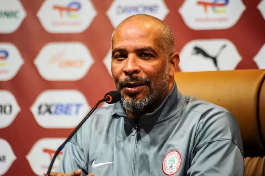 مدرب نيجيريا يضع شروطا تعجيزية لتجديد عقده
