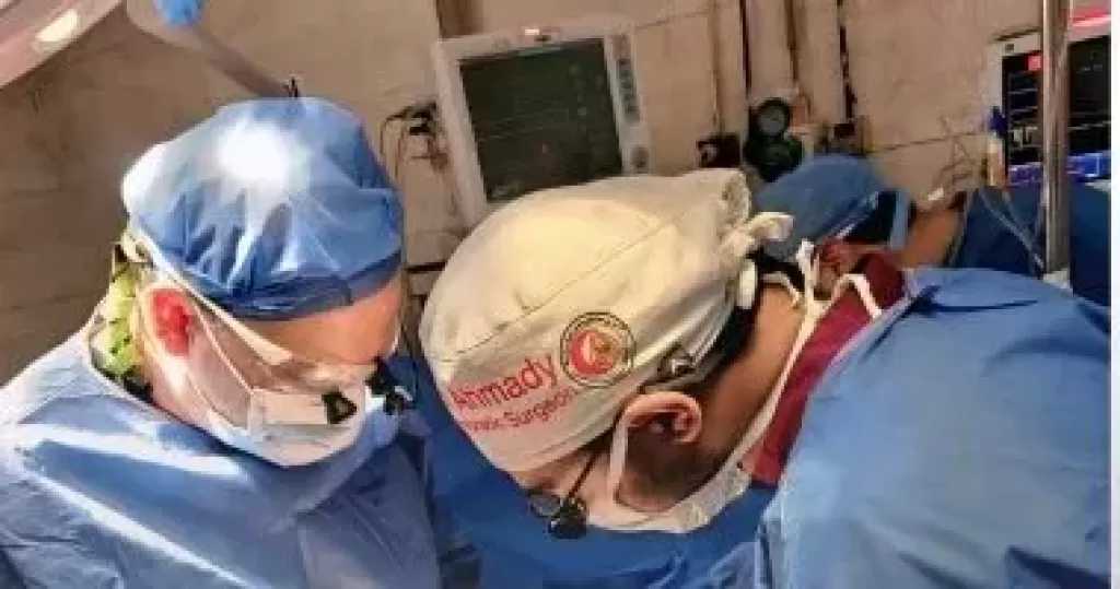 فريق طبى بمستشفيات جامعة الزقازيق يجرى جراحة عاجلة لإنقاذ حياة طفل