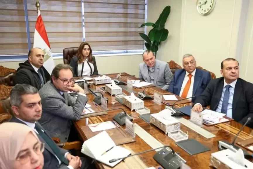 وزيرة التنمية المحلية والبيئة تعقد اجتماعا موسعا لمتابعة ملفات العمل المختلفة