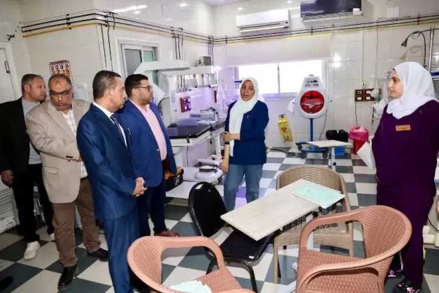 في أولى جولاته.. محافظ المنوفية يحيل 17 عاملاً بمستشفى بركة السبع للتحقيق