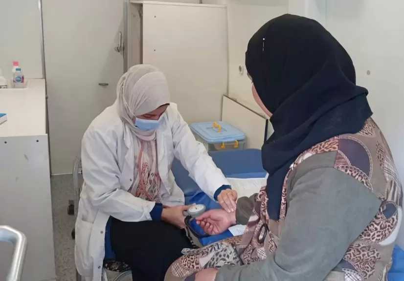 صحة قنا: الكشف الطبي على 792 مواطنًا بقرية الرئيسية بنجع حمادي| صور
