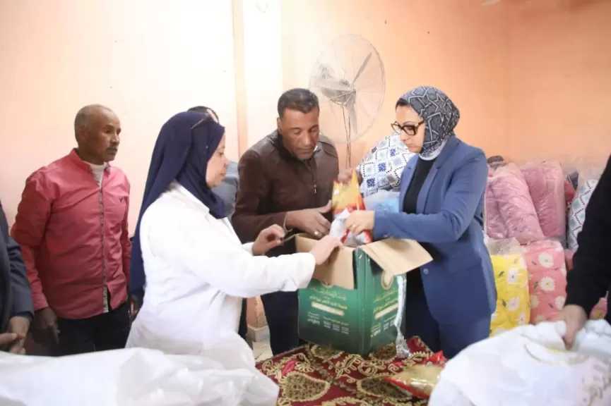محافظ الوادي تشهد توزيع مساعدات غذائية وعينية بقرية الخرطوم