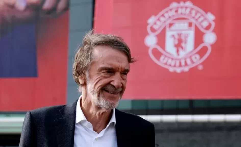 مالك مانشستر يونايتد يفلت من العقوبات بعد تصريحاته عن احتلال بريطانيا