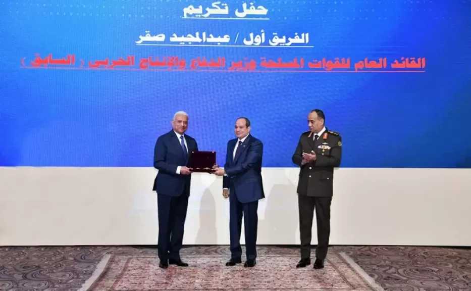الموقع الرئاسي ينشر فيديو تكريم الفريق أول عبد المجيد صقر وزير الدفاع السابق