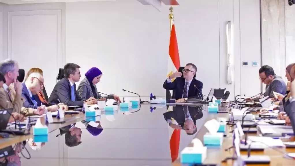 وزير التخطيط يبحث مع البنك الدولي تعزيز الانضباط المالي والاستثمار الاجتماعي