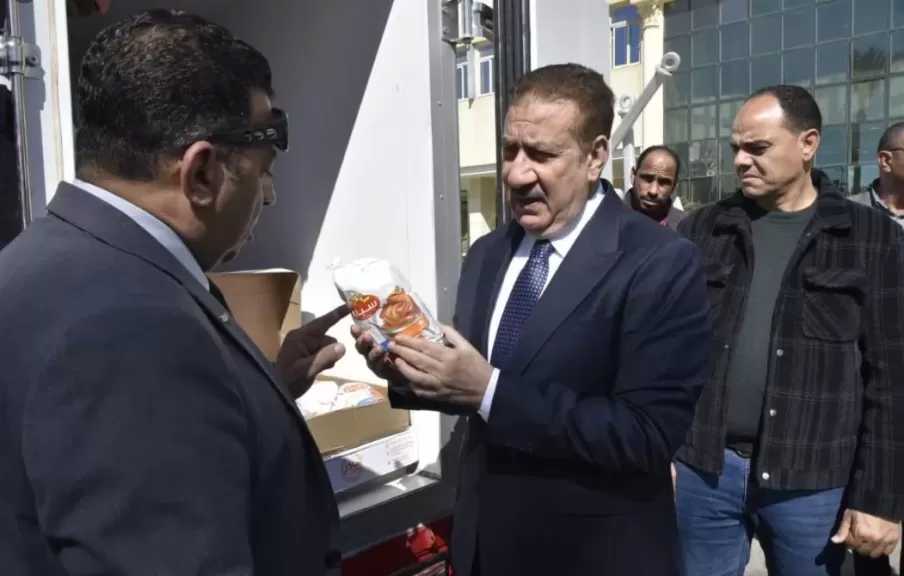 محافظ بورسعيد يتفقد سيارات السلع المخفضة المقدمة من جهاز مستقبل مصر