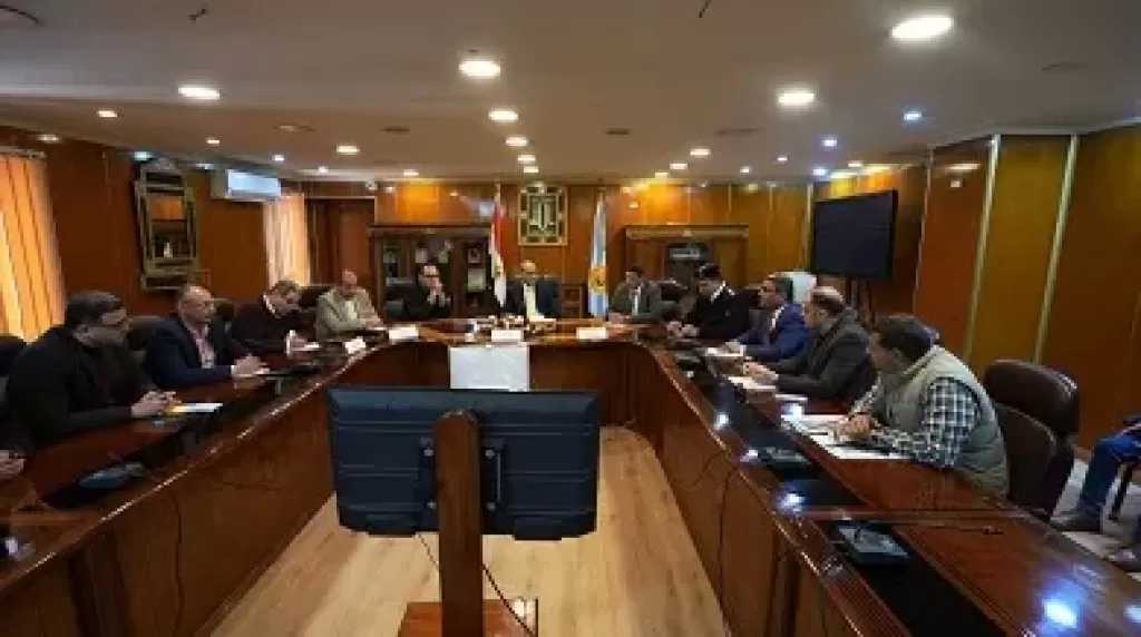 محافظ أسيوط يقرر وضع آليات جديدة للتخطيط المروري وتطوير وتجميل الشوارع والميادين