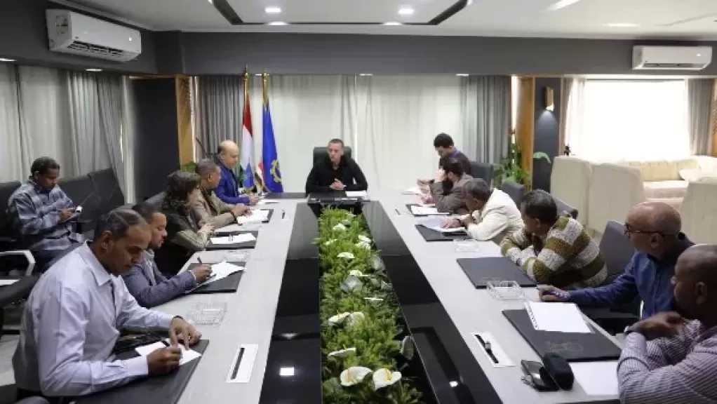 محافظ أسوان: خطة محكمة لتأمين السلع وضبط الأسواق خلال شهر رمضان