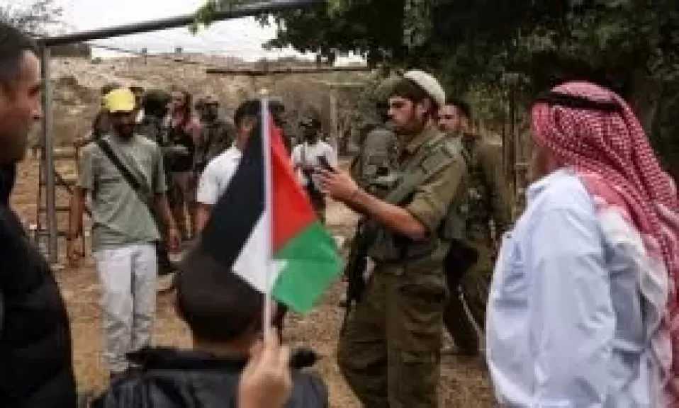 رافعا العلم على جبل.. وزير إسرائيلي يزعم أن الضفة جزء من إسرائيل