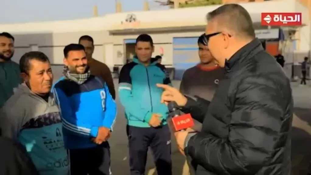 عمرو الليثي يفرح قلوب العاملين بمحطة وقود ويمنحهم جوائز مالية في ”أجمل ناس”
