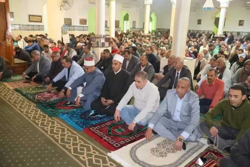 محافظ سوهاج يلتقي المواطنين عقب صلاة الجمعة بمسجد الشرطة