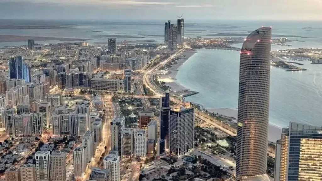 مقتل شخص من جنسية آسيوية بعد سقوط شظايا صاروخ في أبوظبي
