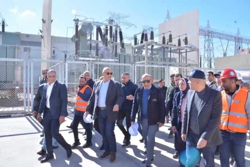 وزير الكهرباء والطاقة المتجددة يرافقه محافظ الإسكندرية يتفقدان محطة محولات برج العرب