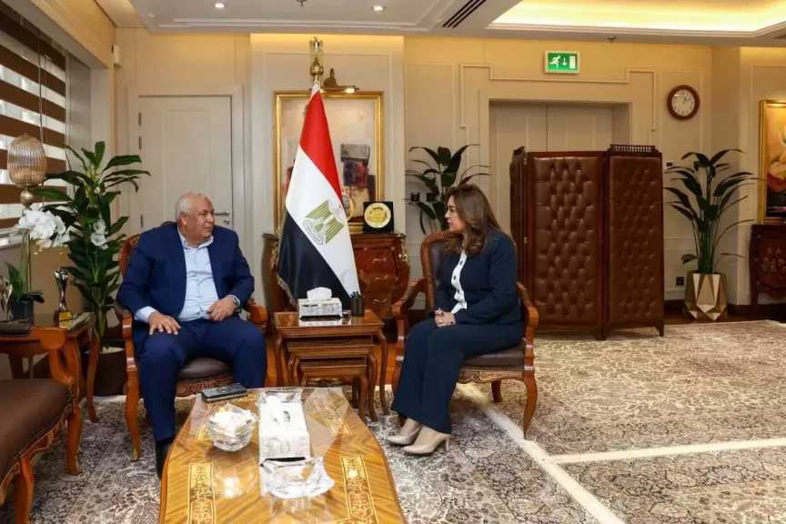 وزيرة التنمية المحلية والبيئة تتابع مع محافظ مطروح عدداً من الملفات الخدمية وتنفيذ المشروعات التنموية بالمحافظة